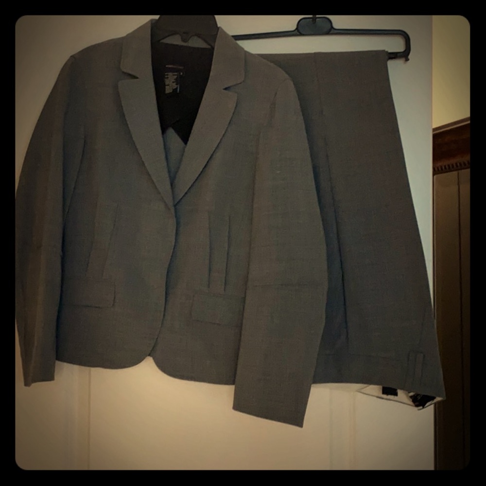 BCBG fitted pants suit